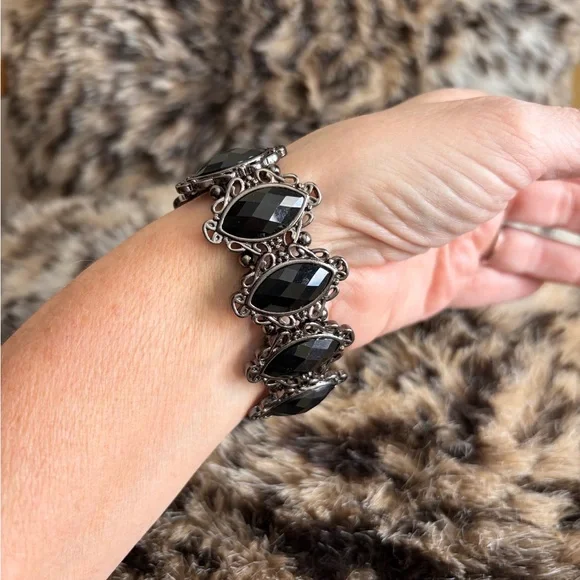 Elegant Black Bracelet - Picture 2 of 3